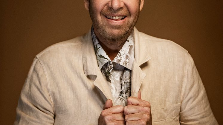 Lasse Kronér samlar artisteliten till allsång i sommar med ”Lasse på slottet”!
