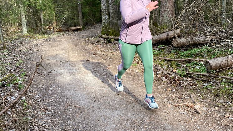 PT:n och yogaläraren Jenny Ström bjuder på förinspelade träningsklasser via Yogobe till Tjejmilen