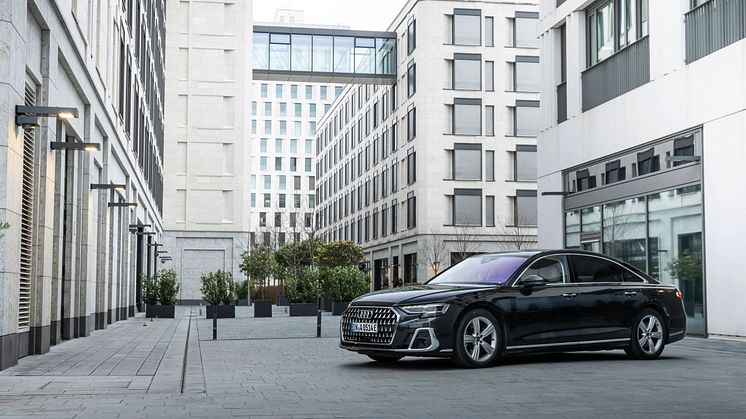Audi A8 L TFSI e (Vesuvgrå)