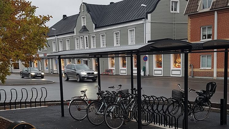 City 90 Plaza Dubbel med svartlackerade cykelställ, modell Arc, Värnamo resecentrum