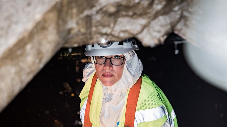 2019 Imagine H2O Urban Water Challenge finalist, Erin Rothman of StormSensor, installing sensors in Jersey City to track stormwater conditions in real timeng s