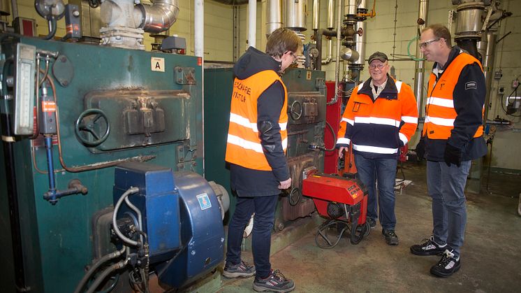Lars-Göran Rohlén, Orica, Anders Tålsgård och Johan Lagerqvist, Pemco Energi, på besök i en av åtta panncentraler som ska ersättas