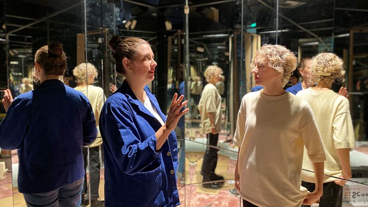 Utställningsproducenterna Maria Aunell och Maja Björk Lindahl speglar sig i kommande utställningen Stora Blå. Foto: Sjöfartsmuseet Akvariet 