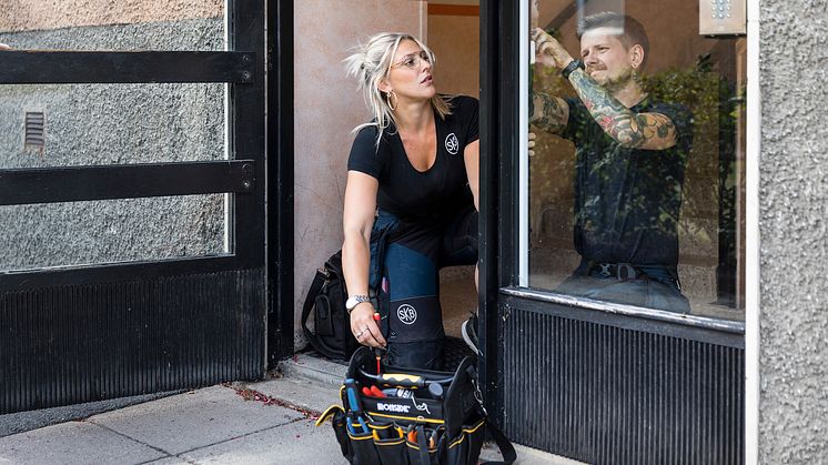 SKB har egna fastighetsskötare i kvarteren som möter de boende och bidrar till trygghet. Foto: Karin Alfredsson