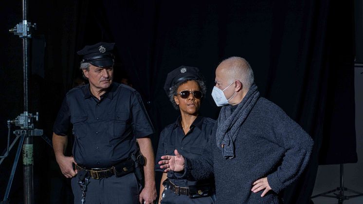 Yadegar Asisi gibt Regieanweisungen an Polizeikomparsen - Foto: asisi