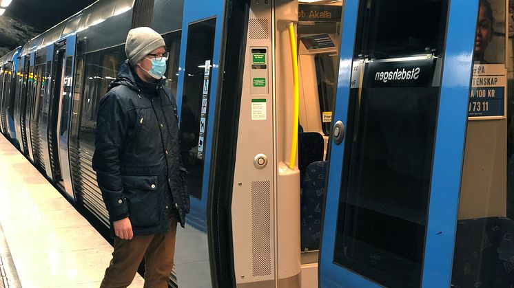 ​Folkhälsomyndigheten rekommenderar munskydd i rusning från 7 januari