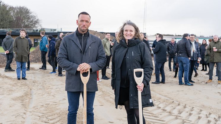 Første spadestik tages af CEO for HimmerLand Mette Ravn og Tom Jakobsen som er totalentrprenør på HimmerLand Multihal (4)