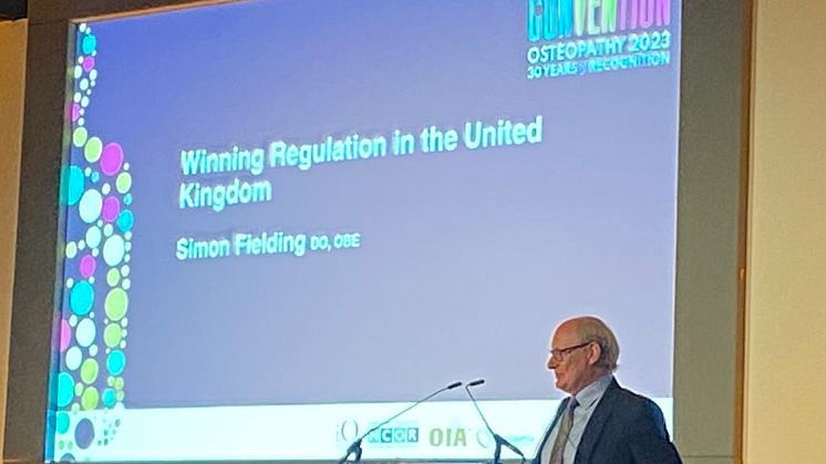 (Bild: Emmelie Hansen. Visar Simon Fielding D.O, OBE)