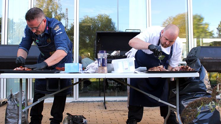 Erfarne kokke gav plejecenterbeboere en usædvanlig grill- og fællesspisningsoplevelse