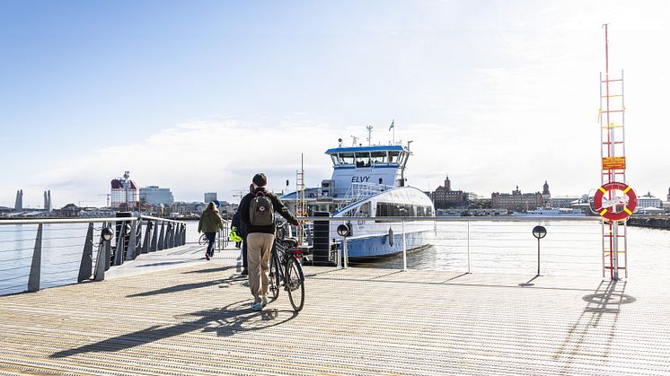 Nybyggda färjeläget och eldrivna älvskytteln Elvy vid nya hållplatsen Lundbystrand. Fotograf: Eddie Löthman.