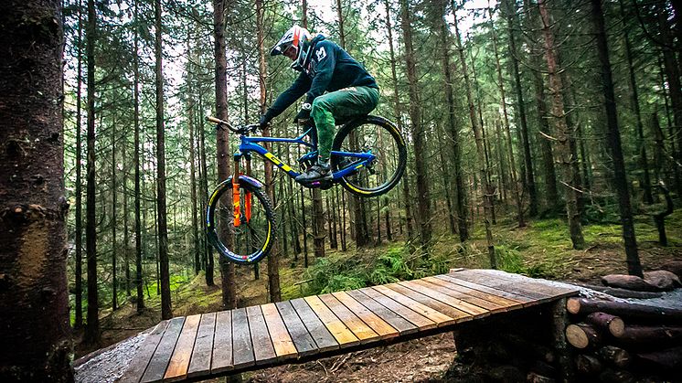 Brage Vestavik på sin nye GT-sykkel. Foto: Mayhemedia 