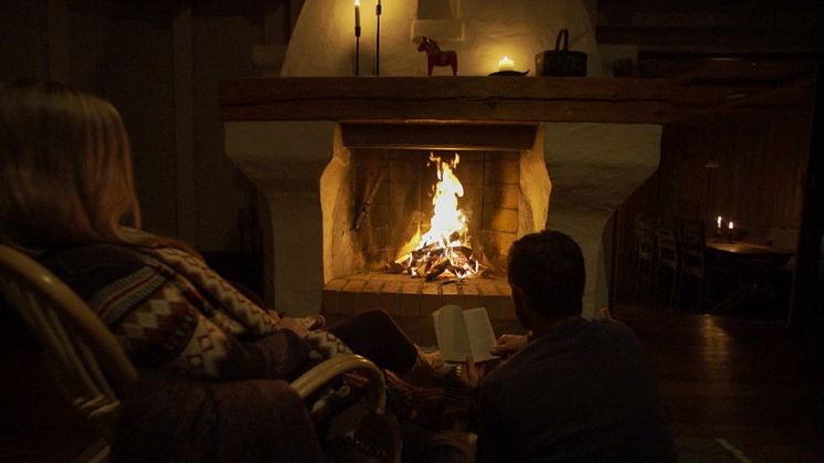FryksasChalet_RelaxFireplace_photoJuliusAspman_VisitDalarna