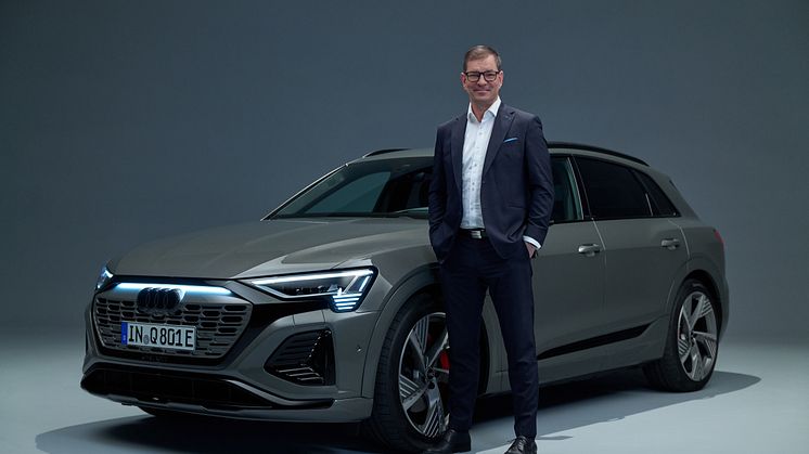 AUDI AG CEO Markus Duesmann foran Audi Q8 e-tron (Chronosgrå)