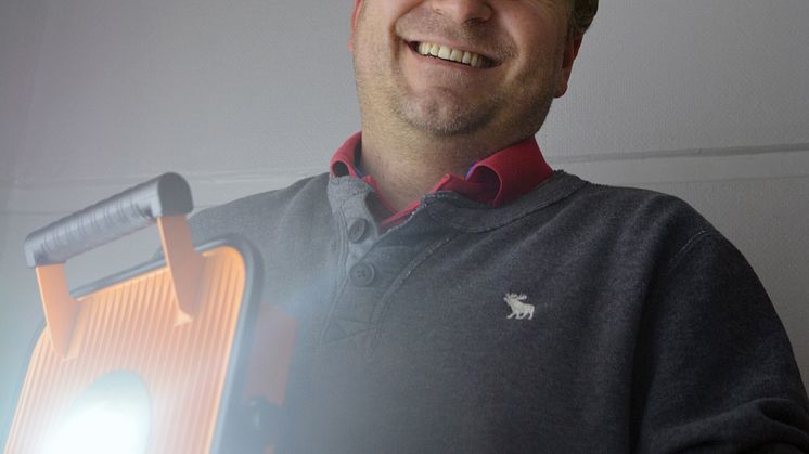 Produktsjef Espen Hanæs og Grunda lanserer nye kraftige arbeidslamper med bluetooth-tilkobling og USB-uttak.