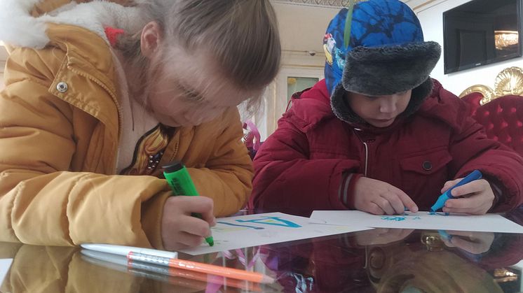 Att få leka och genom det bearbeta sina känslor är viktigt nu. Som barnen här, som är på väg att evakueras från Ukraina till Polen. Foto: SOS Barnbyar