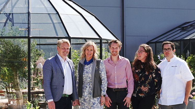 Segers Söta har öppnat café och lunchrestaurang på Skånes smultronställe Classicum Växthus i Kabbarp utanför Staffanstorp. På bilden Classicums Daniel och Anna Bertland, konditor Glenn Sjögren samt Maria och Marcus Seger.