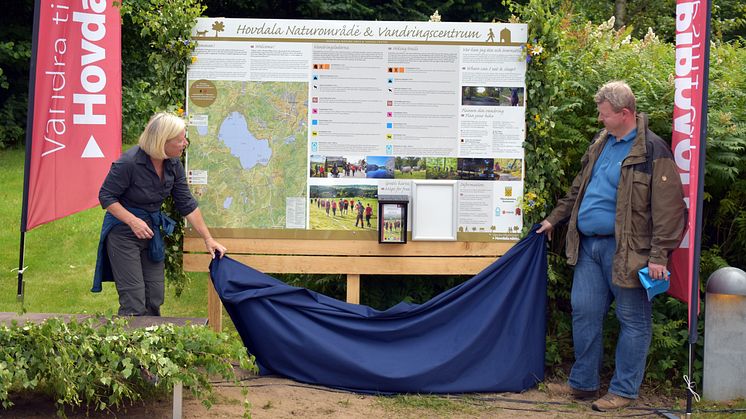 Anneli Hulthén, landshövding och Lars Johnsson (M), kommunstyrelsens ordförande, avtäckte skylten över Hovdala vandringscentrum. Foto: Hässleholms kommun