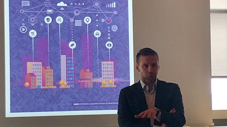 Johan Braw presenterar SABOs digitaliseringsinitiativ på DELA-event