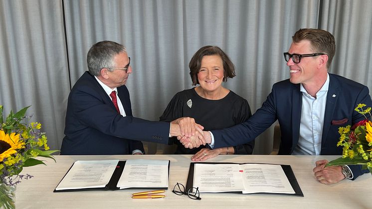 Avtalet undertecknas av fr v Jesús Esnaola Altuna, Commercial General Director CAF samt SJs vd Monica Lingegård och fordonsdirektör Arvid Fredman