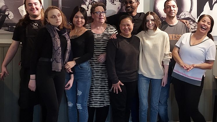  Här några av deltagarna i snabbspåret från bakre raden från vänster: Gabriel Ullén, Maria Heed, Sara Rezaee, Cecilia Lindgren Parviainen, Sami Mahmood Osmaan, Morgan Nilsson. Längst fram: Sukanda Backman, Hanna Sundbom och Penelope Valencia.