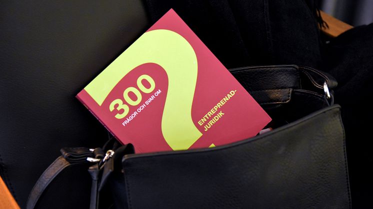 Boken 300 frågor och svar om entreprenadjuridik är liten och smidig att bära med sig