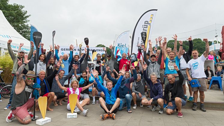 Jubel bei den Teilnehmern des ersten SUP-Halbmarathons in Kiel