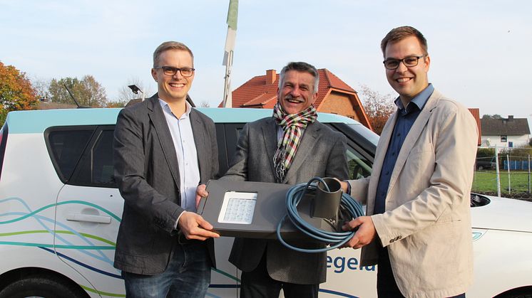 Freuen sich über neue energiesparende LED-Leuchten (v. l.): Florian Wiesing, Projektleiter WWN, Bürgermeister Ulrich Knorr und Sebastian Wöhler, Kommunalreferent WWN. 