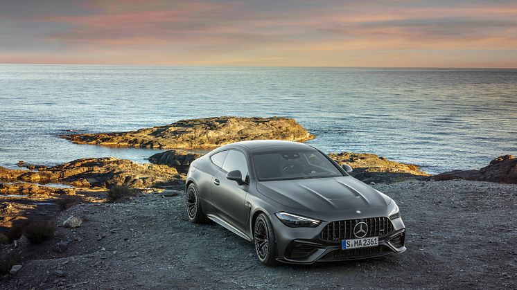 Nu släpps den första AMG-modellen av helt nya coupen CLE. Mercedes-AMG CLE 53 4MATIC+ Coupé som det fulla namnet lyder är en tvådörrarscoupé som ersätter coupémodellerna av både C- och E-Klass.