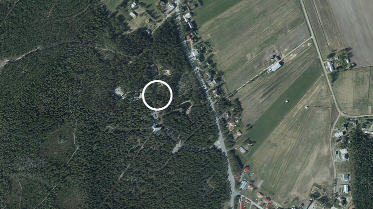 På Röbäcks kyrkogård planeras för ett nytt krematorium. Föreslagen placering är norr om kyrkan, markerat med en vit cirkel i bilden. 