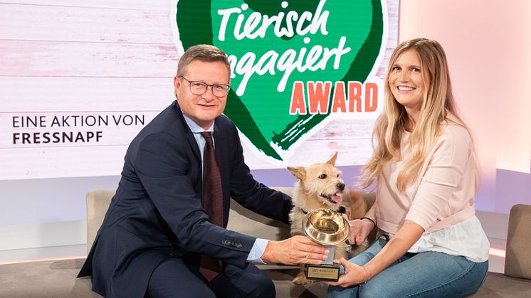 Der tierische Held James freut sich über den goldenen Fressnapf.