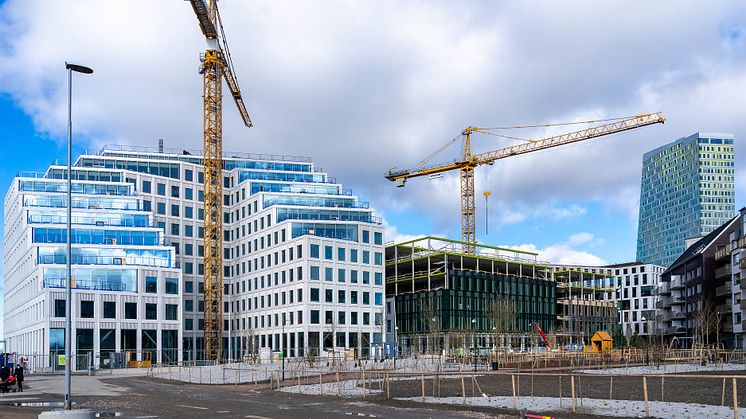 Hyllie Terrass är under byggnation och huset är tätt med glas och tak. Bild: Skanska