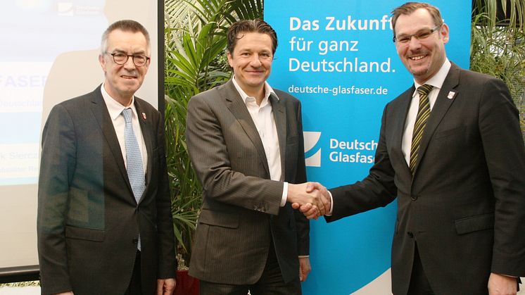 Wollen für die Zukunft gut gewappnet sein: Bürgermeister Christian Seitz (r.) und der Erste Beigeordnete Franz Jirasek (l.) mit Frank Geltinger, Director Business Development bei der Deutsche Glasfaser GmbH, beim Unternehmerfrühstück.