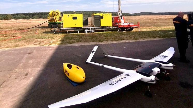 Das Projekt ALADIN demonstriert eine 5G-basierte Lösung zur Waldbrandbekämpfung. Im Bild sind einige der Komponenten auf dem Flugplatz im brandenburgischen Schönhagen im Testeinsatz. (Bild: Mike Lange/TH Wildau)