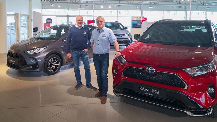Det er to superpopulære hybrider som nå kommer i helt nye utgaver, sier driftsleder Sverre Saue t.v.og bilselger Leif Forsland t.h. hos Nordvik Toyota Harstad. Foto: Nordvik AS.