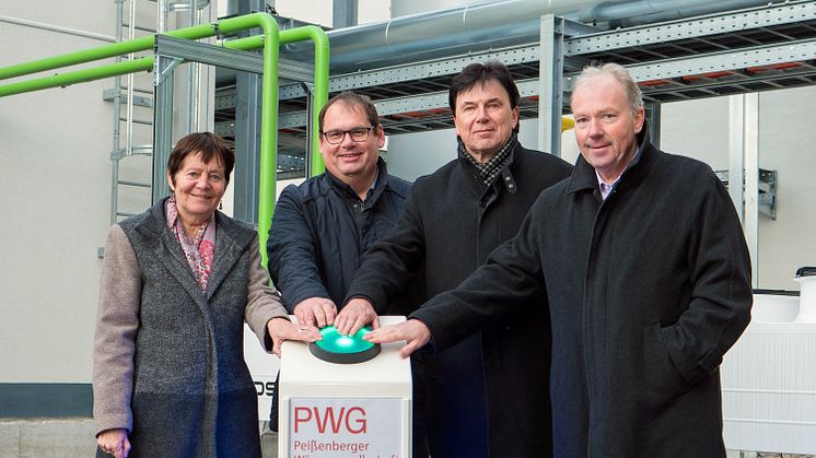 Bürgermeisterin Manuela Vanni, PWG-Geschäftsführer Martin Glink, Werner Dehmel, Geschäftsführer Bayernwerk Natur und LEW-Vorstandsmitglied Norbert Schürmann (v.l.) haben die neue Heizzentrale in Peißenberg in Betrieb genommen.