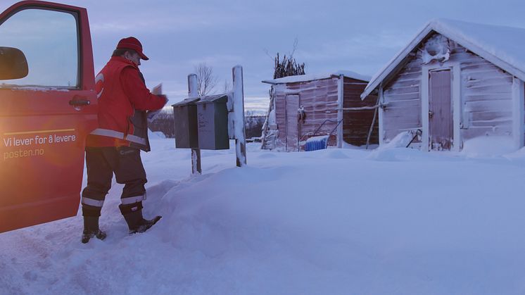 Posten leverer pakker og brev over hele landet fem dager i uka - slik Ole Hætta i Kautokeino gjør her. I fremtiden kan behovet gjøre at det blir færre omdelingsdager. Foto: Tore Oksnes