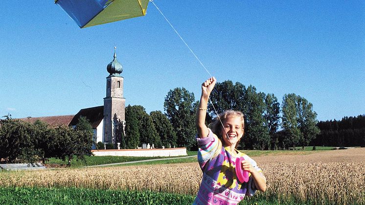 Beim Drachensteigen auf Stromleitungen achten