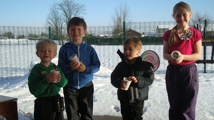 Dads and their tots look after winter wildlife