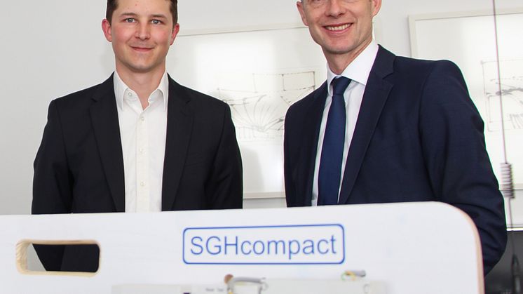 Präsentieren den "Smart Grid Hub Compact": Bayernwerk-Technikvorstand Dr. Egon Westphal (r.) und Elektroingenieur Sebastian Schmidt.