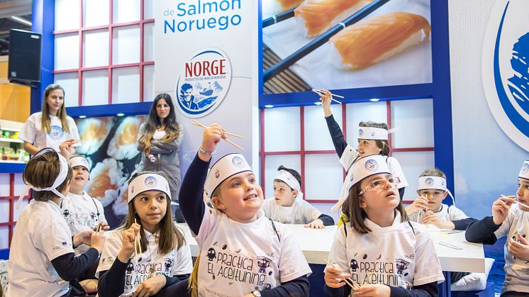 Una edición anterior de la Escuela de Sushi de Salmón Nourego.