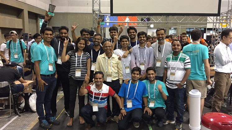 TCS stillede med et hold af egne forskere og Indian Institute of Technology i Kanpur med team-navnet IITK-TCS.