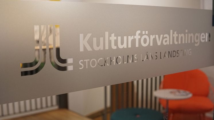 Syntolkning: Dörrskylt med texten Kulturförvaltningen Stockholms läns landsting