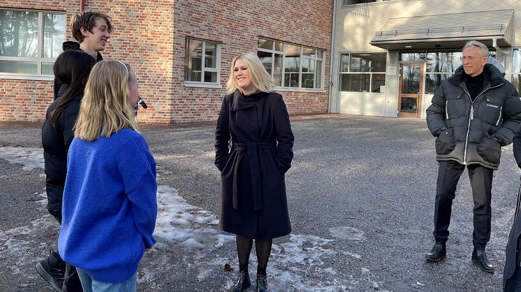 Socialminister Lena Hallengren och Kommittén för Kommittén för främjande av ökad fysisk aktivitet besökte Hagaskolan i Vallentuna.