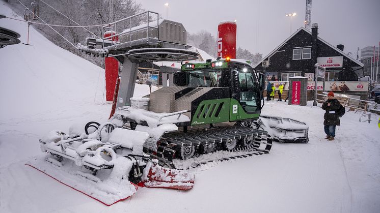 Den elektriska pistmaskinen Prinoth E motion Husky är en av de eldrivna maskinerna i pilotprojektet i Hammarbybacken. Bild: Lars-Olof Tandberg 