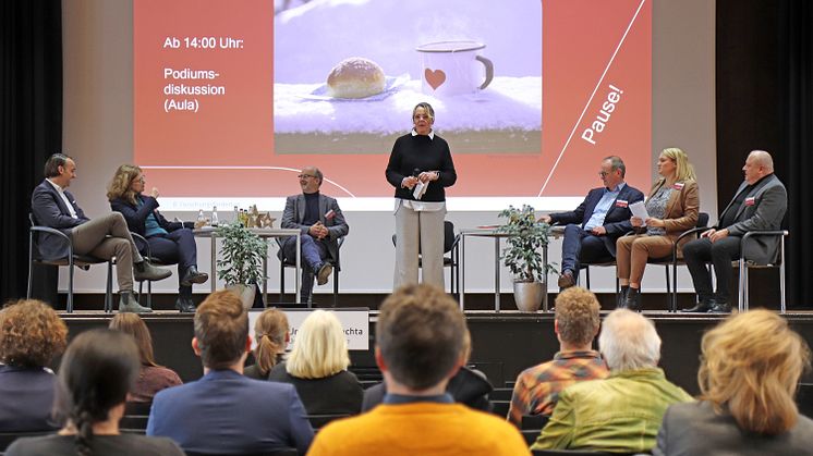 Vizepräsidentin Prof.in Dr.in Corinna Onnen leitet nach der Pause den öffentlichen Teil ein und eröffnet die Podiumsdiskussion. 