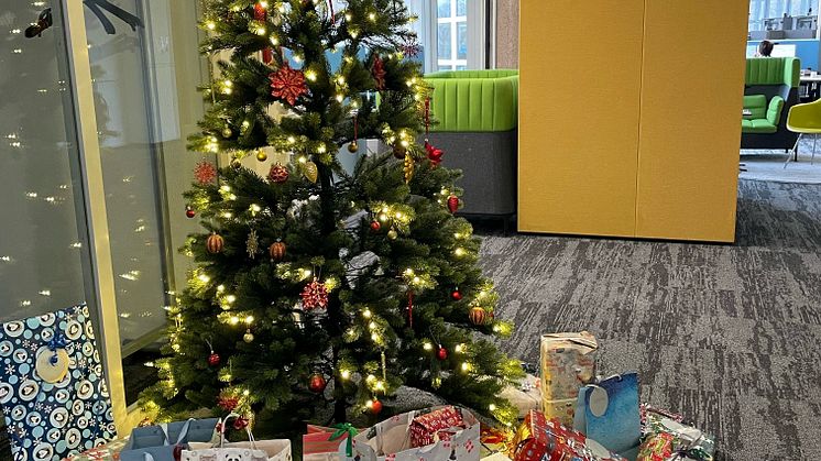 Der geschmückte Weihnachtsbaum am Deutsche Glasfaser Standort in Saarlouis mit den Geschenken, bevor diese an das SOS Kinderdorf in Saarbrücken übergeben wurden.