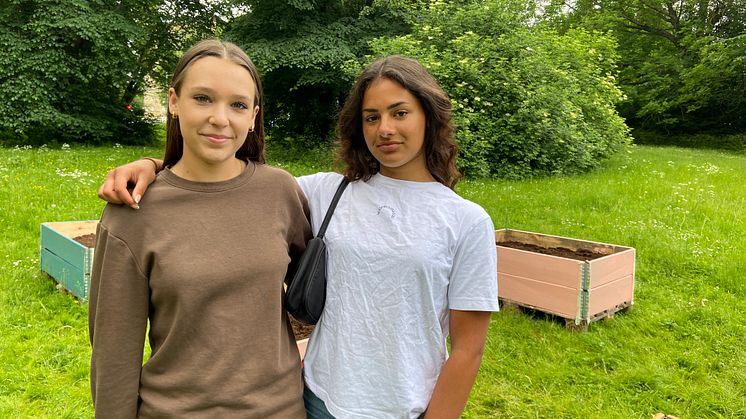 16-åriga Olivia och Alexandra sommarjobbar på Fryshuset i Hammarby Sjöstad