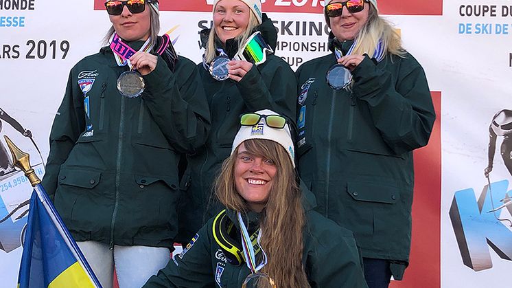 Fyra svenska medaljörer under VM i speedski. Foto: Svenska Skidförbundet.