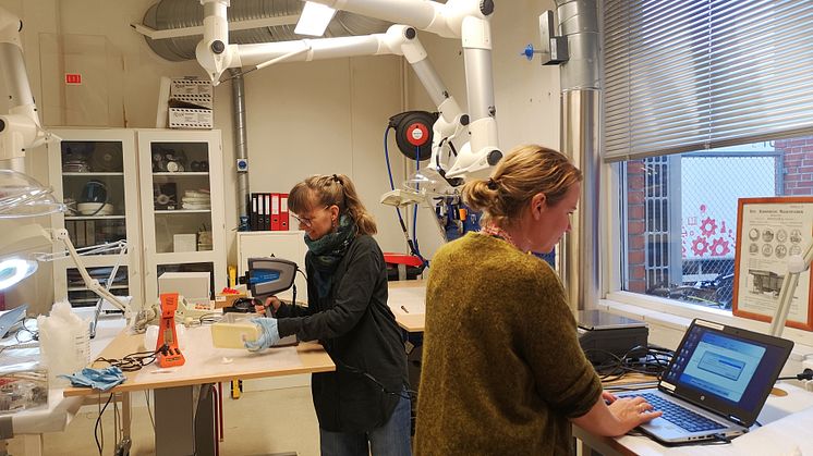 Plast er ikke plast og må undersøkes for å kunne konserveres riktig.