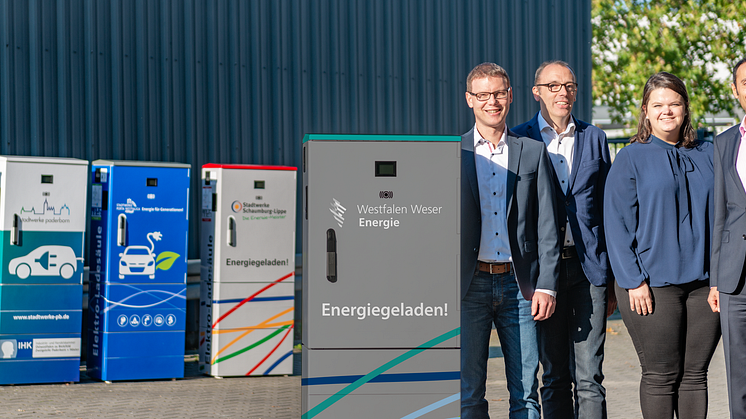 Andreas Stoller und Mike Süggeler, Westfalen Weser Netz, Caroline Hagby, Leiterin Vertrieb und Mitglied der Geschäftsleitung EBG compleo, und Checrallah Kachouh, Geschäftsführer EBG compleo, bei der Auslieferung.